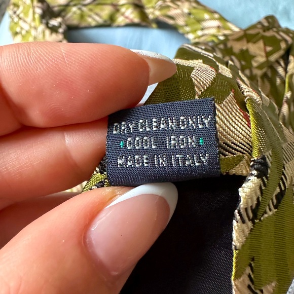 Men’s Burberry London tie with green houndstooth print - Picture 4 of 4